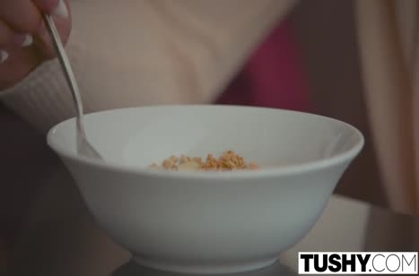 Девушку в сексуальном обтягивающем платье прут в попу