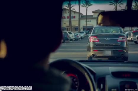 Brandi Love в секс наряде позволяет себя связать