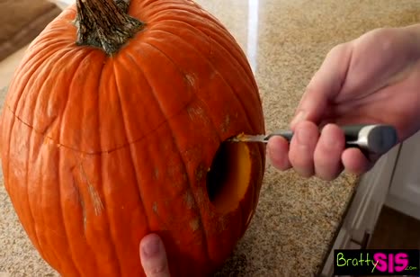 Стервозную девочку парень успокоил большим членом