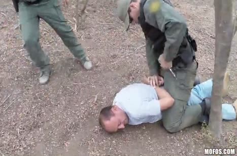 Военный жестко отодрал молодую сучку Taylor Reed в лесу