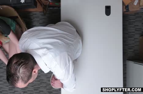 За воровство нерадивую девку трахнули в кладовке