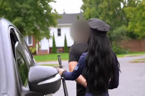 Секси полицейская с большой грудью затащила нарушителя в постель