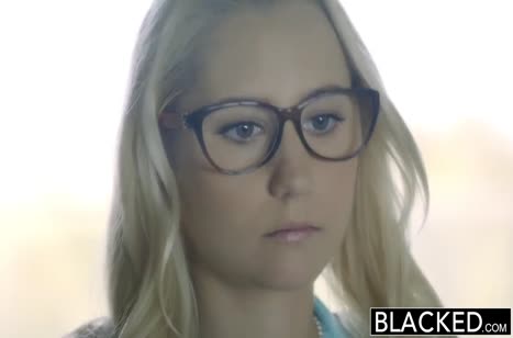 Симпотная блондинка мило обращается с черным членом