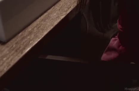 Опытная брюнетка учит красивых партнерш групповухе