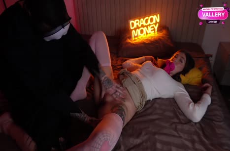 Мужик в маске жестко прет русскую фитоняшку