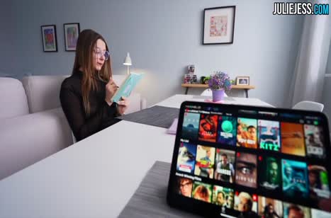 Очкастая подруга очень круто сосет пенис