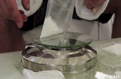 Муж подогнал ненасытной жене свеженького самца для траха