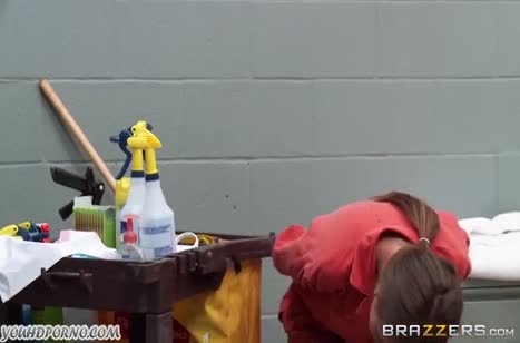 Зрелая лесбиянка устроила с молодкой жесткий перепихон