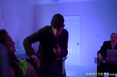 Паренек в кепке мощно прет брюнетку на диване