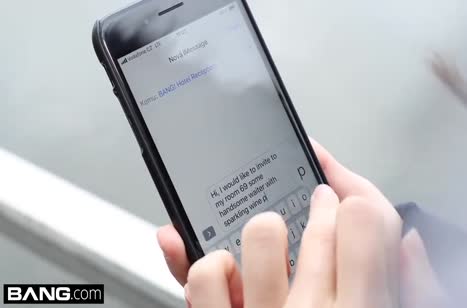 Симпотная стройная брюнетка получает большой пенис в попу