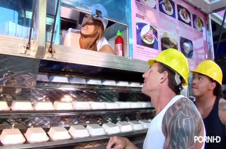 Сисястая продавщица Никки Хантер устроили антисанитарию