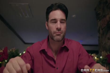 Дед мороз заковал девушку раком и отымел в задницу