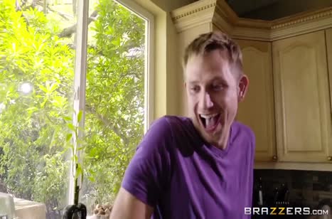 Стервозная деваха отчитала паренька и ему пришлось отрабатывать членом