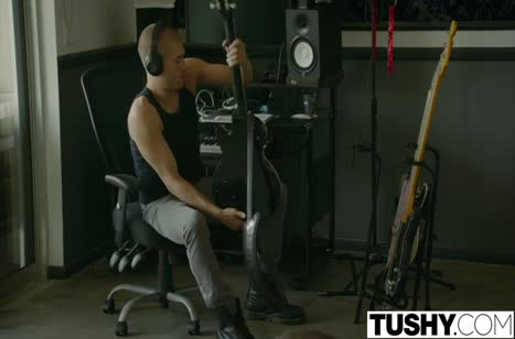 Студентка решила отвлечься от скучной домашки