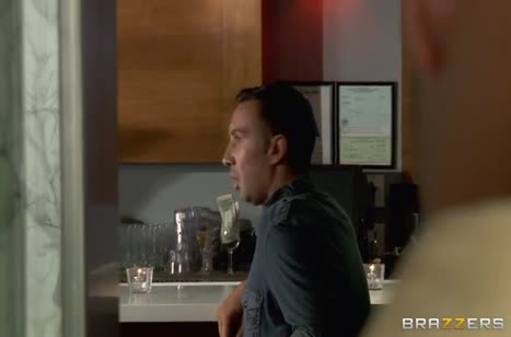 Gia Dimarco оделась в латекс и хочет жесткого анала