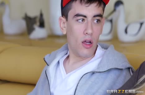 Мамка с большими буферами дает в анальчик молодому