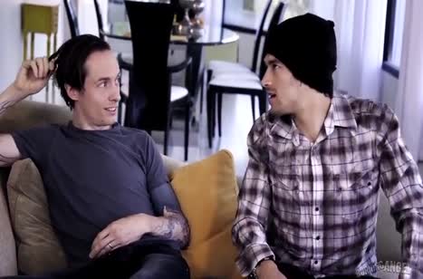 Телка обрилась наголо и предстала в таком виде перед парнями