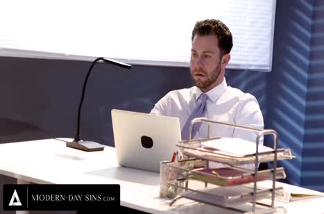 Красивая уборщица Kenna James сама липнет к мужику