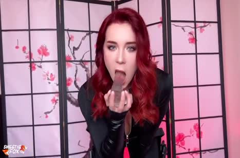 Деваха оделась для парня в эротичный костюм Черной вдовы