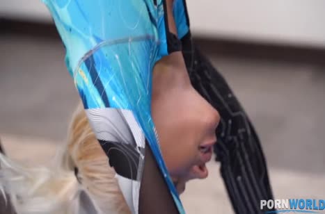 Блондинка в спортивном костюме пригласила двух друзей