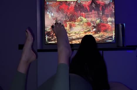 Сводная сестра светила жопой в лосинах и брат не мог пройти мимо