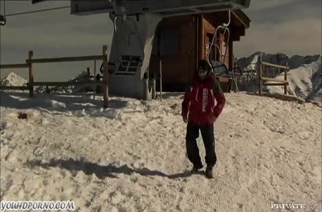 Альпинисты прямо в горах на снегу занялись сексом