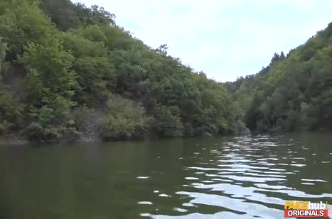 Парочка решила разнообразить прогулку на катере