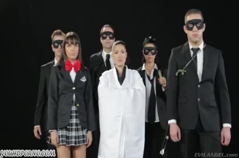 Самцы в костюмах жестко напихали членами в ротик азиатке