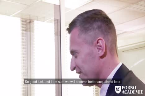 Молодая азиатка в мини юбке отрабатывает у препода отметки