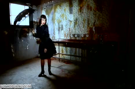 Азиатка в готическом наряде красуется фигурой