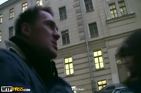 Парни развели доступную азиатку на групповой секс