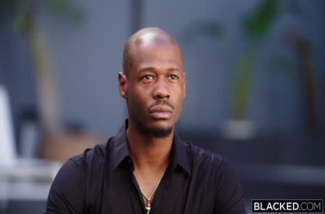 Жопастую азиатку в секс наряде глубоко трахают черным членом