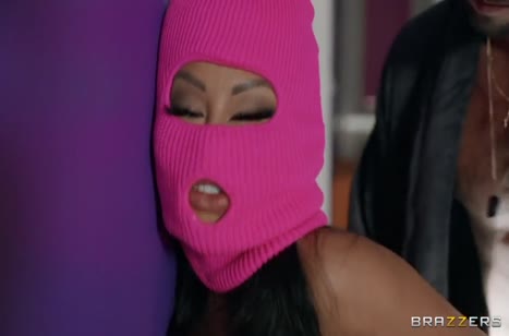 Сиськастую грабительницу смачно отодрали вдвоем