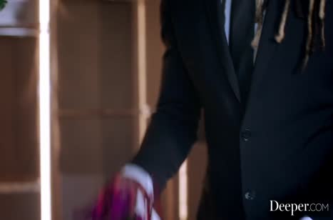 Nicole Doshi уже встречает любовника без одежды