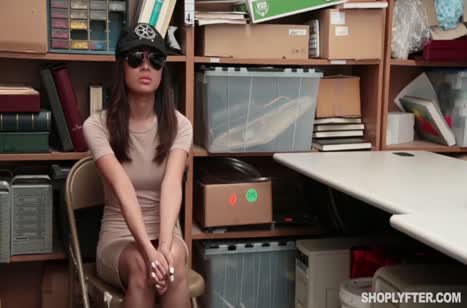 Воровку заперли в подсобке и в наказание оттрахали