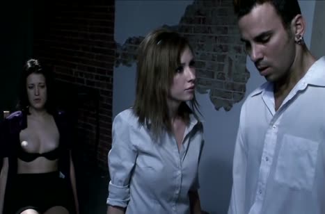 Подтянутая сучка присаживается на хер по самые яйца