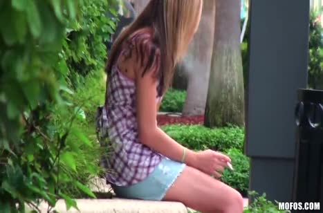 Симпатичная блонди снимает с любовником секс на телефон