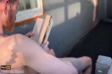 Чикса пришла к бойфренду на балкон и принялась сосать член