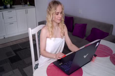 Чел приходует девушку раком прямо возле компьютера