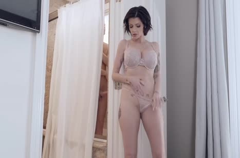 Грудастая жена решила заглянуть к мужу в душ