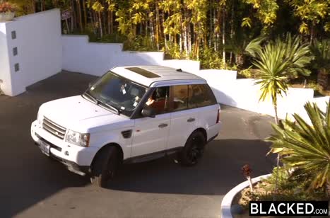 Фитоняшка Lana Rhoades подкатывает к черному