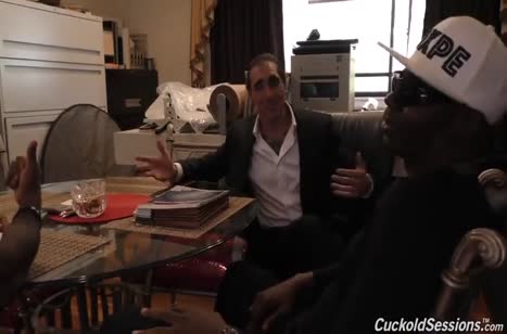 Симпатичная хозяйка решила совратить рабочих