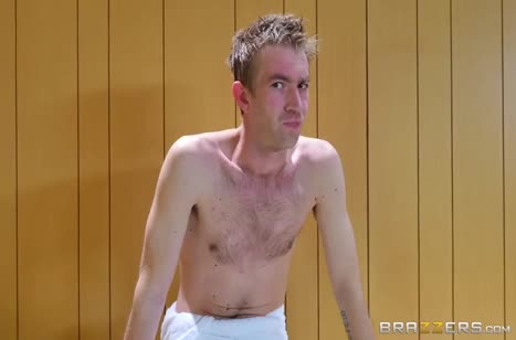 Пошлые девочки в сауне сами подкатывают к мужику