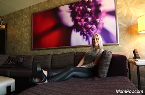 Телка в обтягивающих штанишках оголилась перед камерой