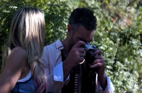 Фотограф соблазняет красивую модель Jessa Rhodes на секс
