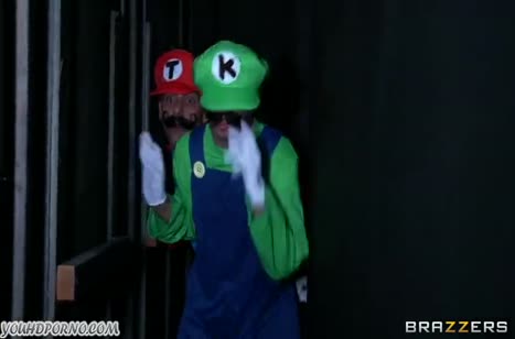 Братья Марио спасли принцессу и смачно трахнули ее в два ствола