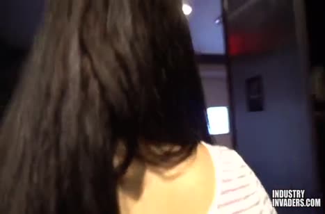 Брюнеточка сразу по приезду домой захотела хорошего порева