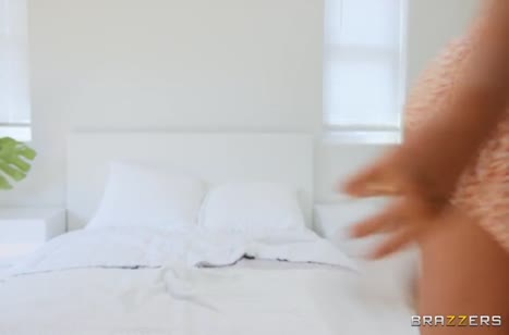 Сучка Adria Rae жестко трахается с негром прямо на кухне