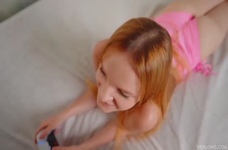 Рыженькая телка трясет своими булками и шпилится от первого лица