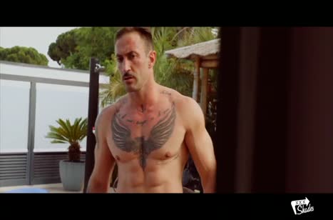 Здоровяк помог красотке поднять настроение